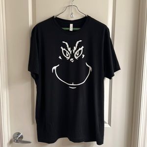 Black t-shirt Bella-Canvas 2 XL Grinch’s face glow in the dark with tiny snow